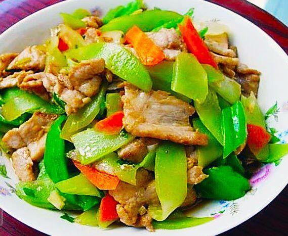 亲戚送的莴笋提给邻居吃,却被邻居嫌弃,网友:绿色食品,给我吧