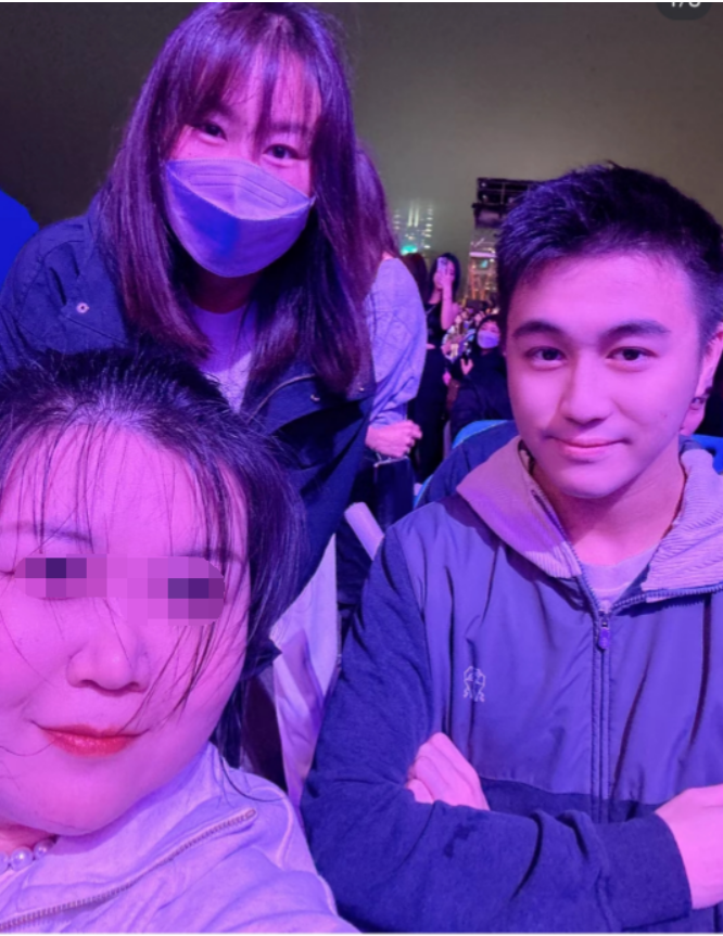 何超欣何猷君国外游玩,何猷君美女相伴,未见奚梦瑶身影