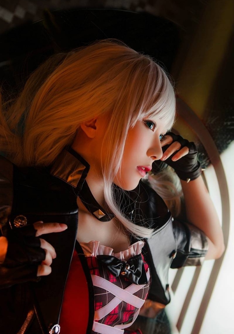 cosplay:穿红色演出服黑丝网袜的银发歌姬,想跟我一起来唱歌吗?