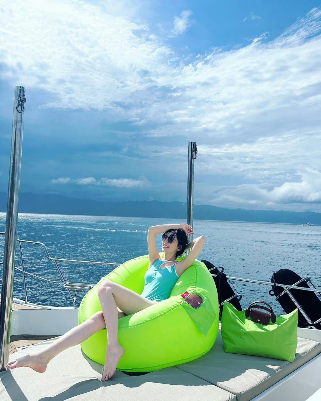 郭雪芙游艇泳装,肤白脚美白富美. #娱乐最前沿# #美女