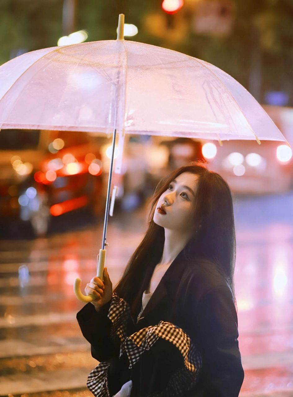 下雨打伞的女人图片