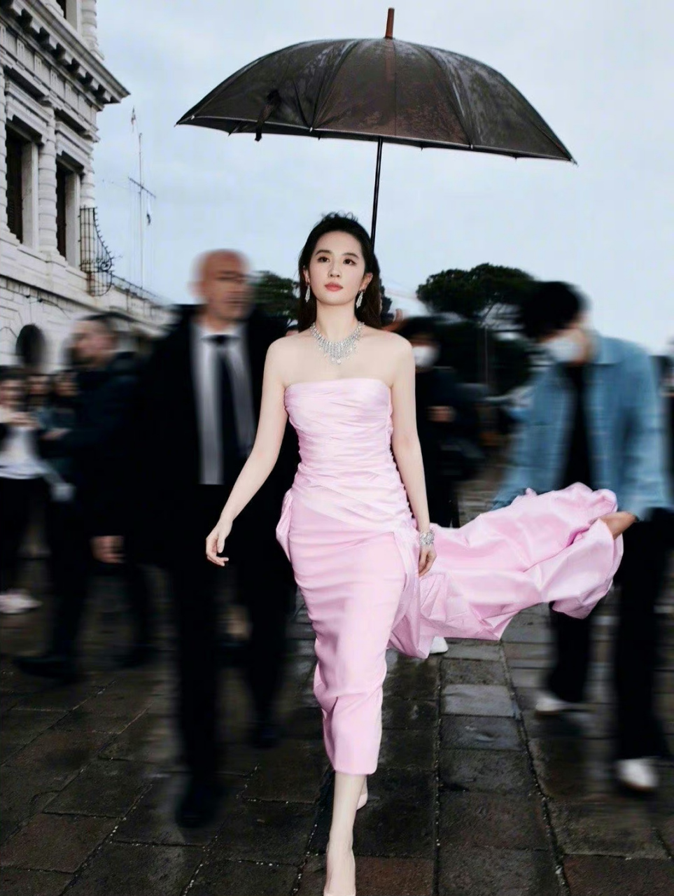 刘亦菲# #鞠婧祎# 你心中的撑伞神图是谁?你最想给谁撑伞?