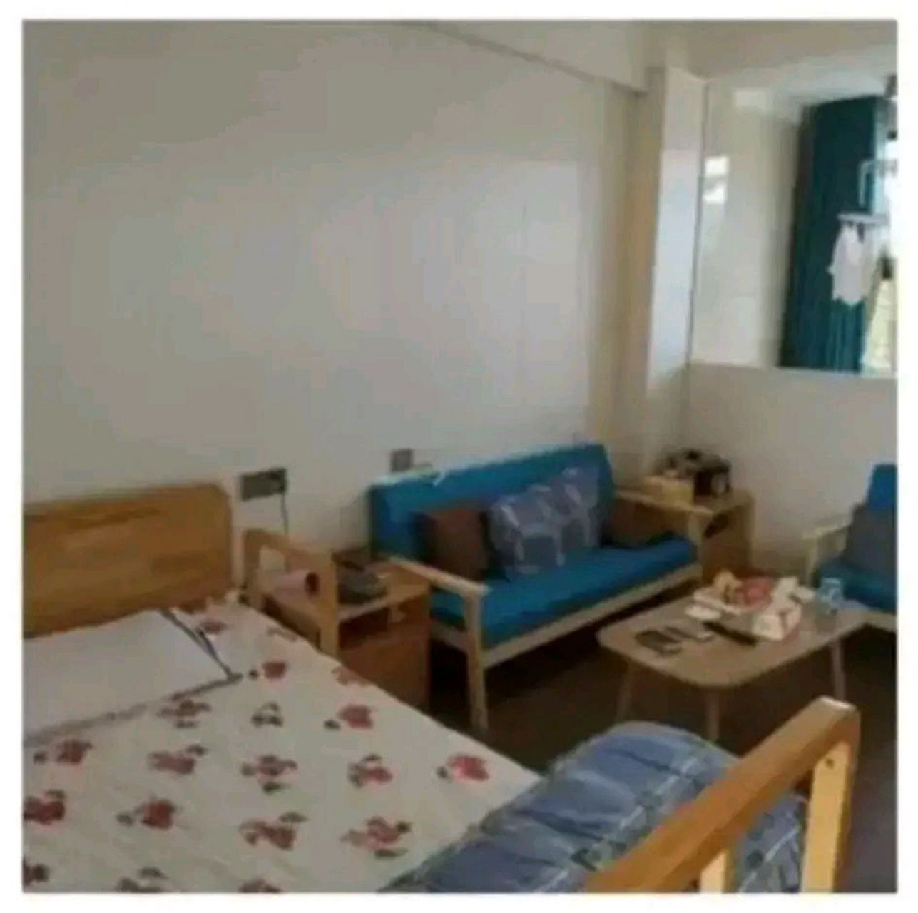 我住的这个单元楼里,有一位80岁的老太太.