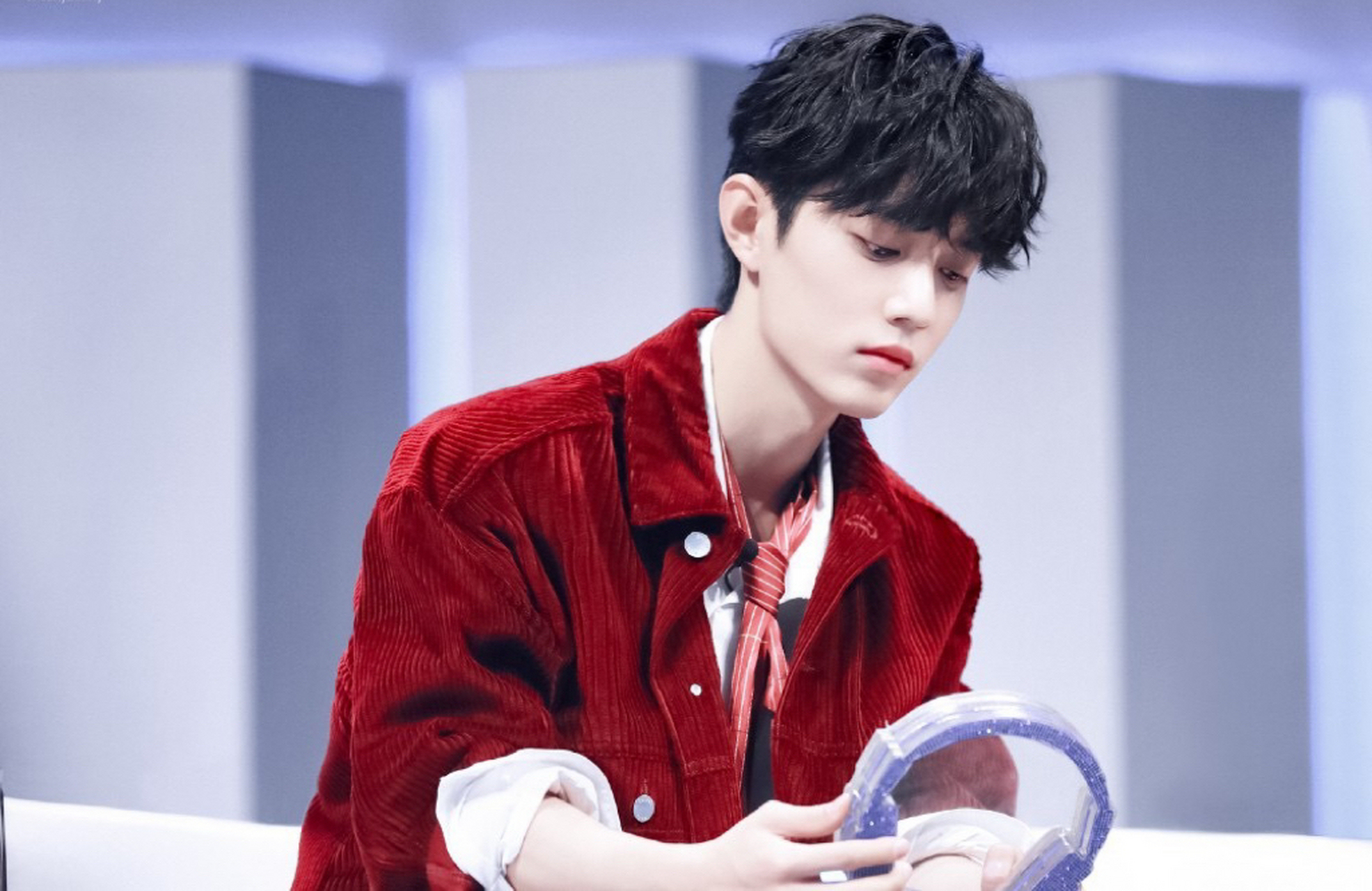 肖战好适合穿红色,在《我们的歌》里这套穿搭又乖又萌,太招人稀罕了