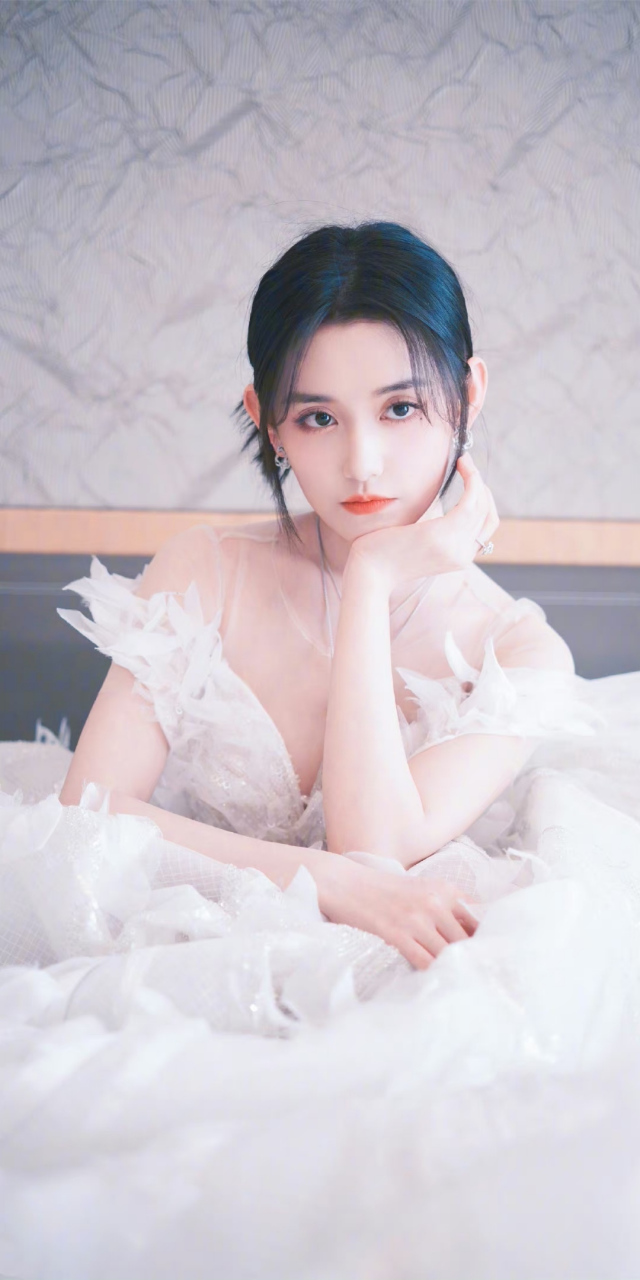 蒋依依# 肤白貌美的容颜,白皙细嫩的肩颈线,丰满傲人的事业线,前凸后