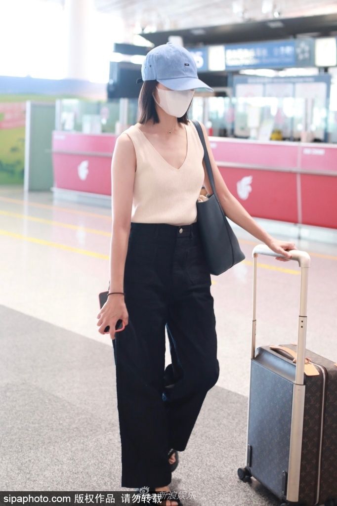 组图：董洁穿V领背心清爽亮相机场 穿搭简约大气