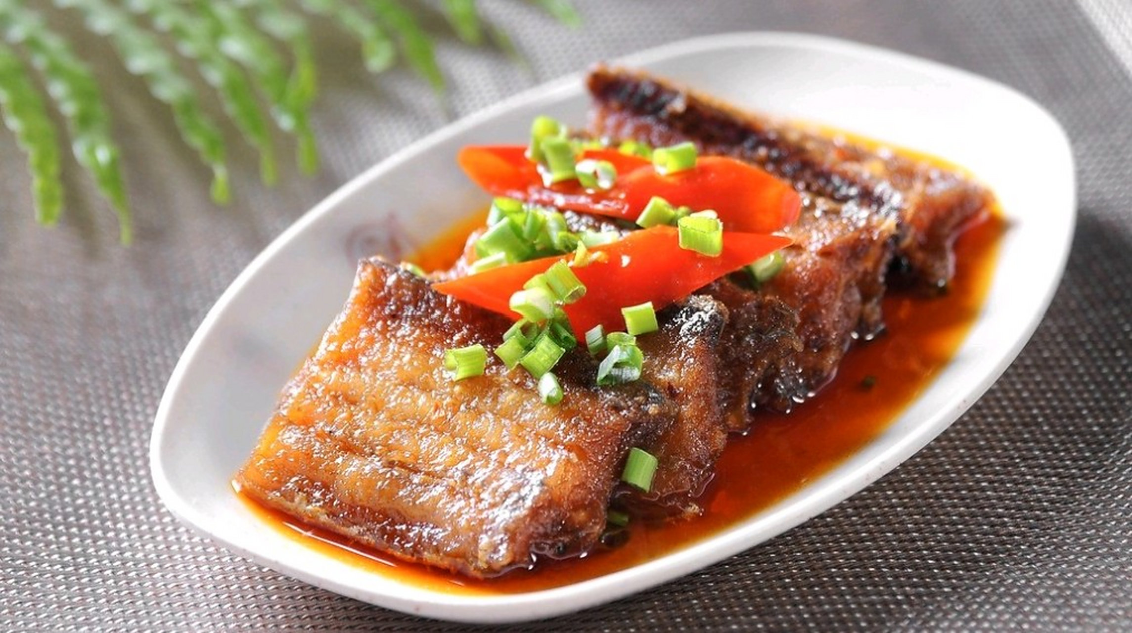 红烧带鱼是一道非常受欢迎的家常菜,既色香味俱全,又营养丰富.制作红