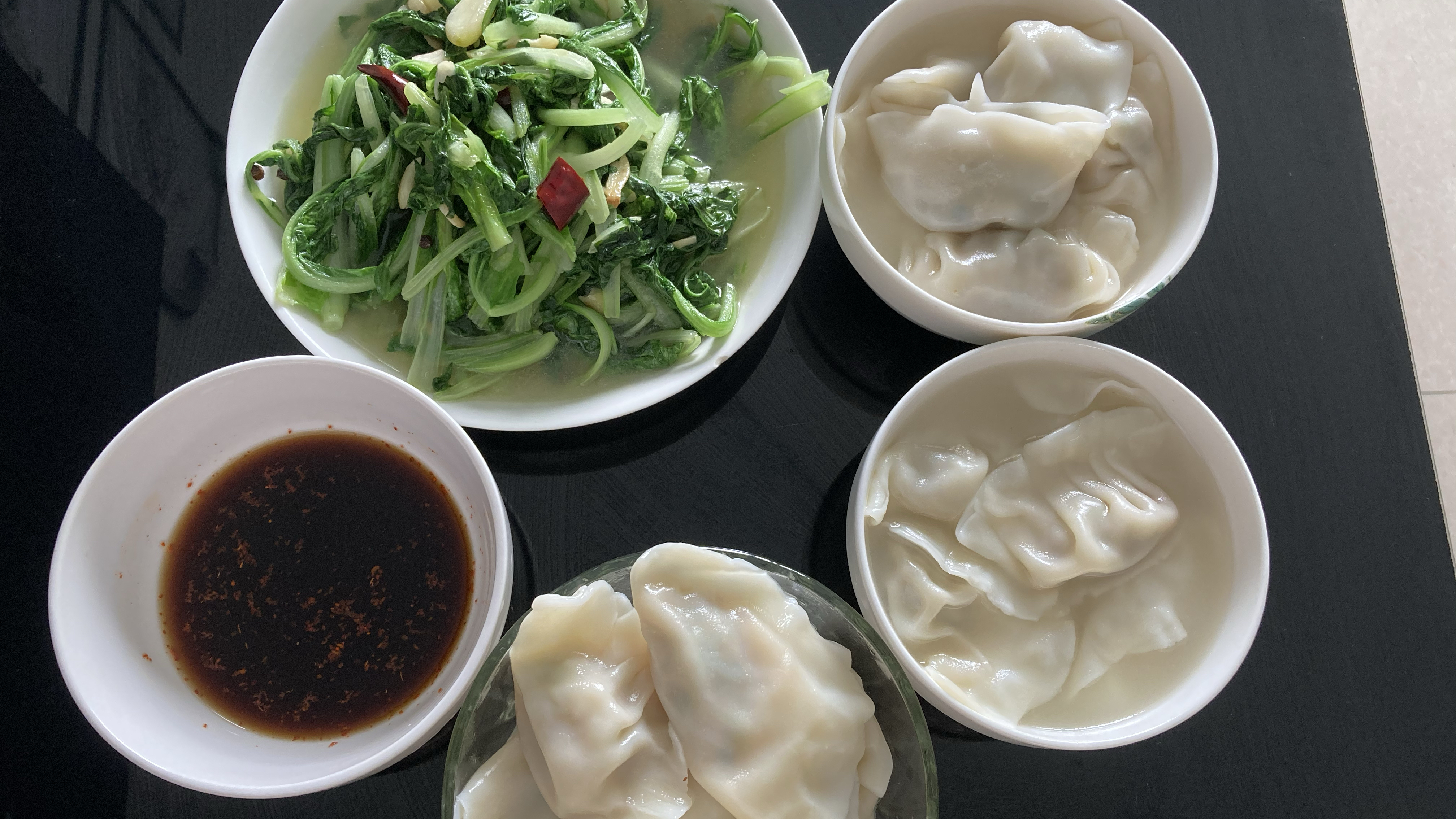 跟着婆婆学做饺子馅,一次就成功,来尝尝我做的芹菜猪肉虾仁饺子