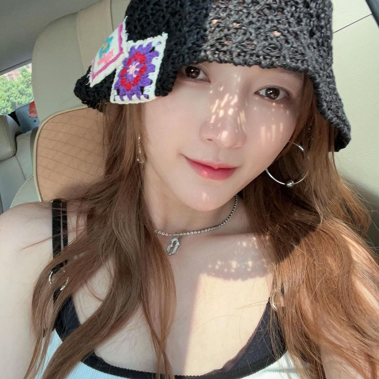 孟佳这套穿搭很显身材啊. 上身吊带运动背心,下身纱裙.