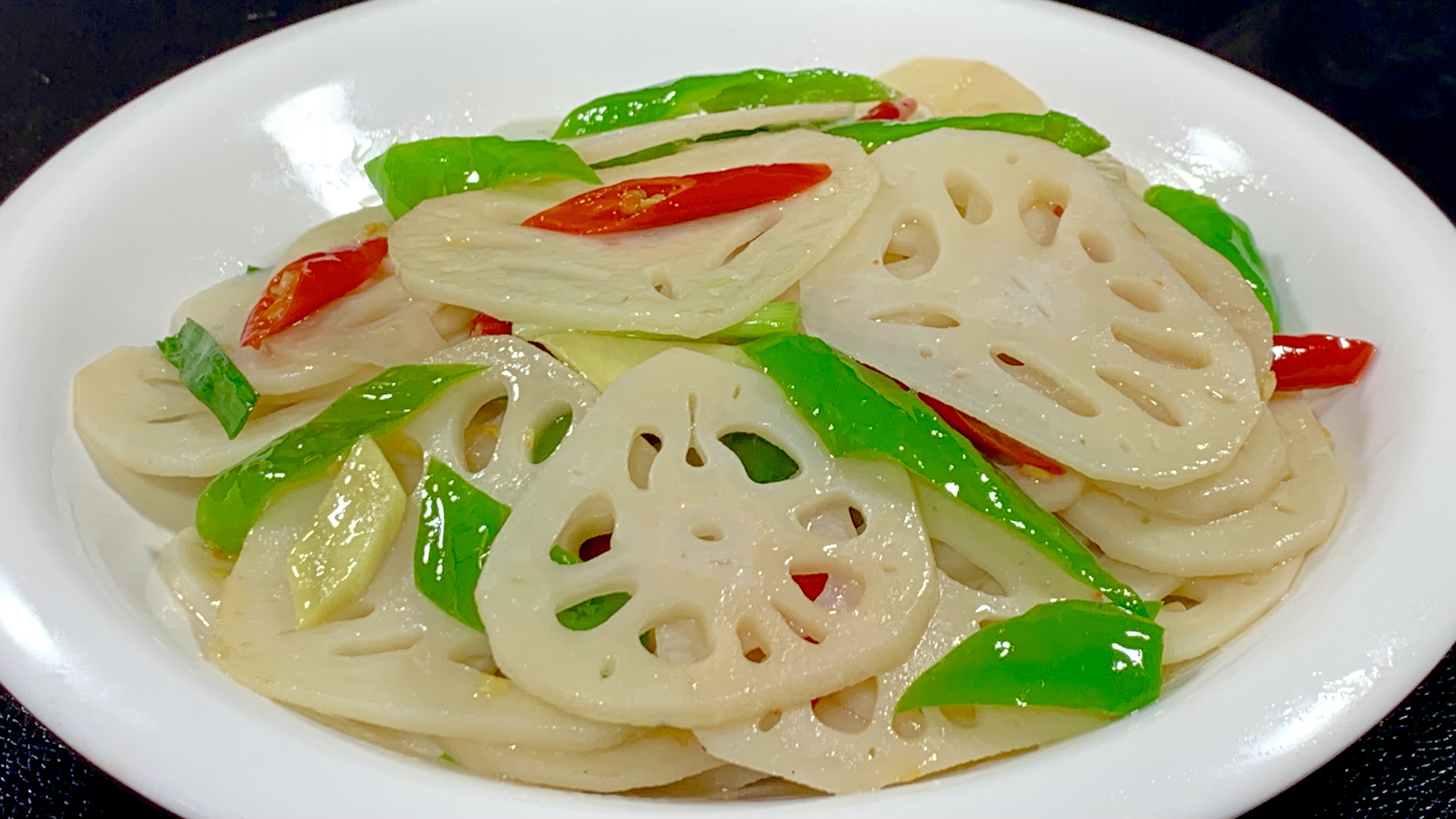 莲藕千万不要直接下锅炒,老奶奶教我这样做,清脆爽口不发黑