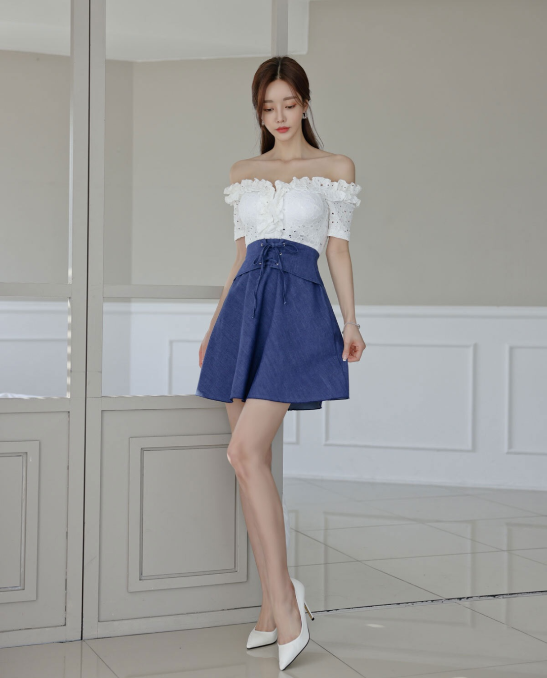 孙允珠韩国嫩模,一字肩束腰超短裙穿搭,水嫩诱人