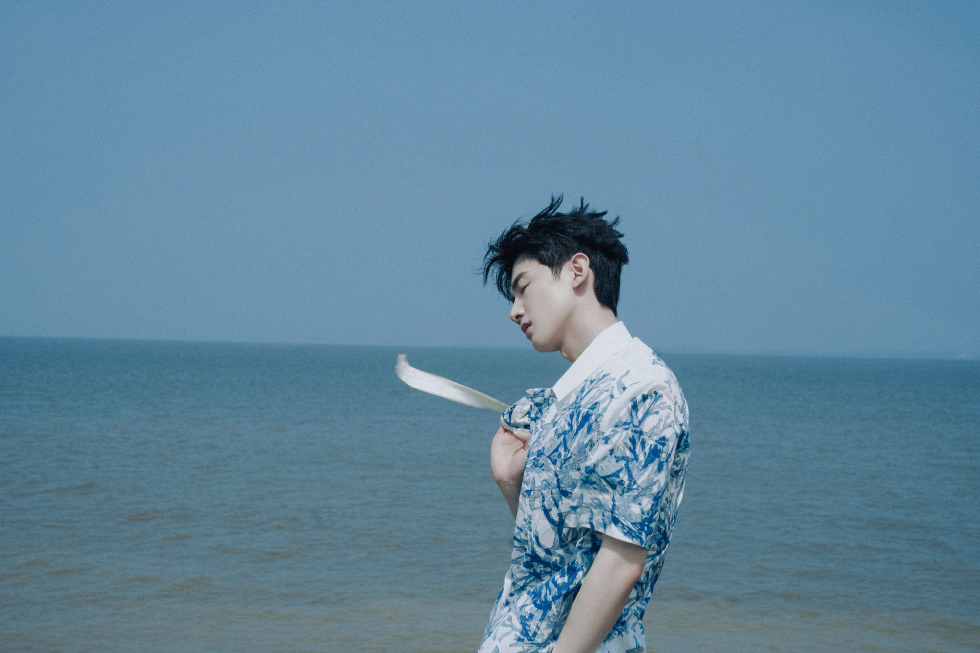 白敬亭海边写真