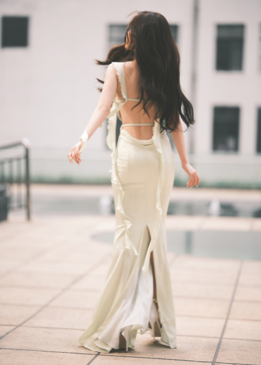 被一些女明星的背部线条美到[期待]