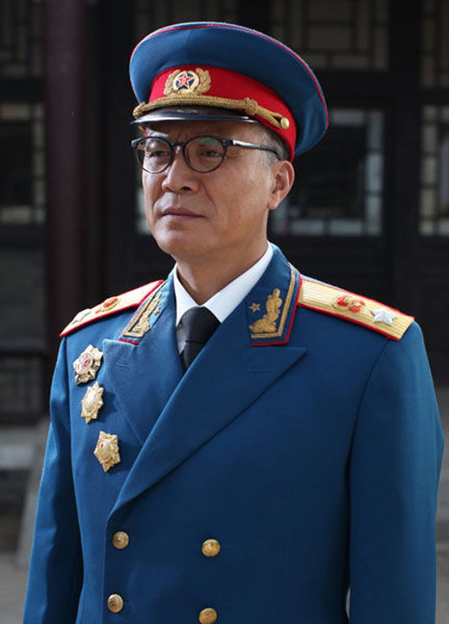 1947年12月13日,经过一天行军后,疲惫的刘伯承刚刚睡