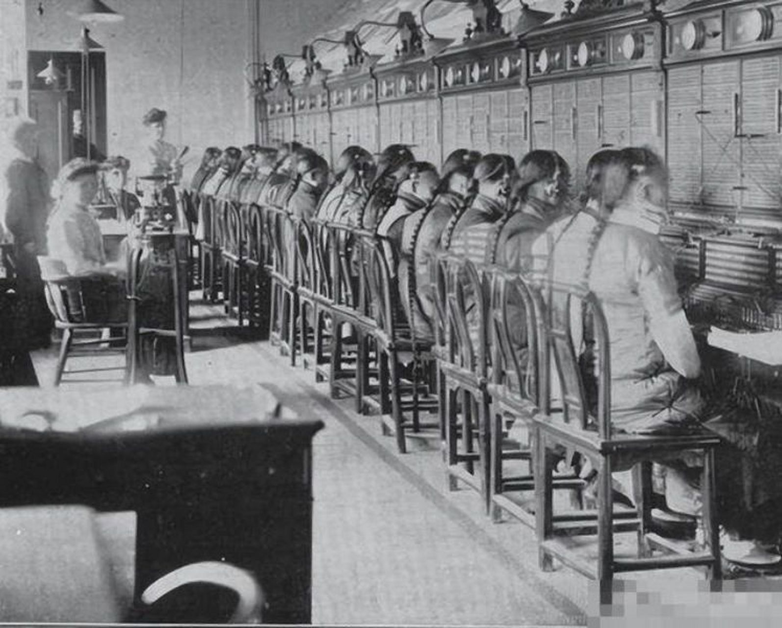 这是晚清上海人工手动接线员的老照片.