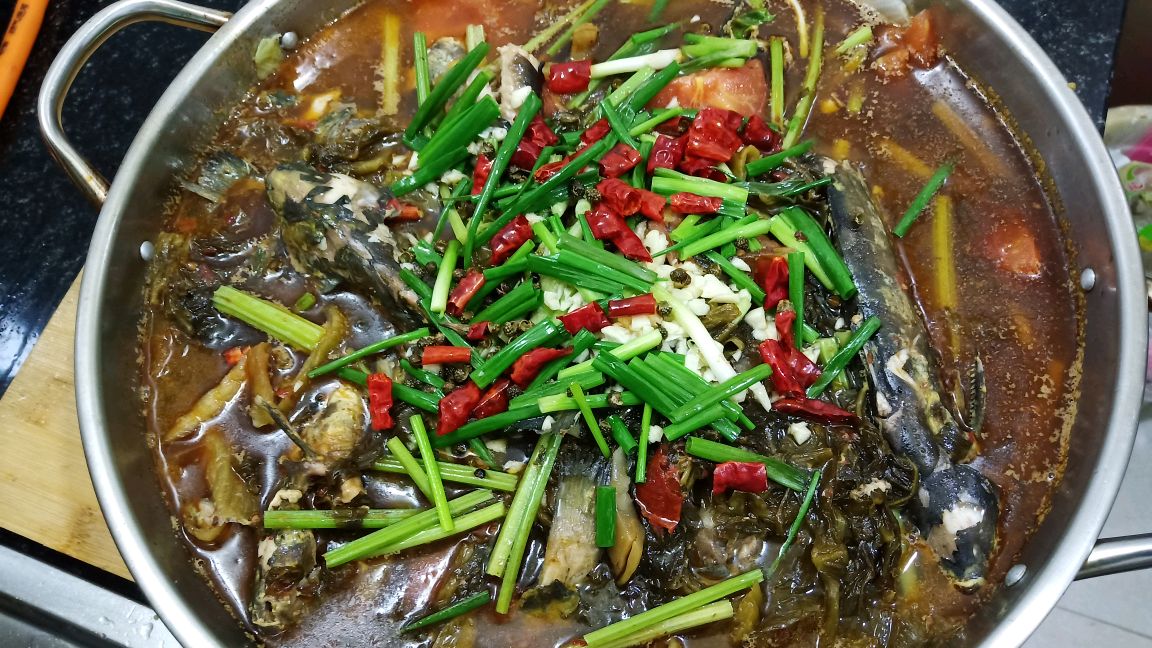 撇儿哥用西红柿和酸菜,这样做水煮黄骨鱼,味道麻辣真爽