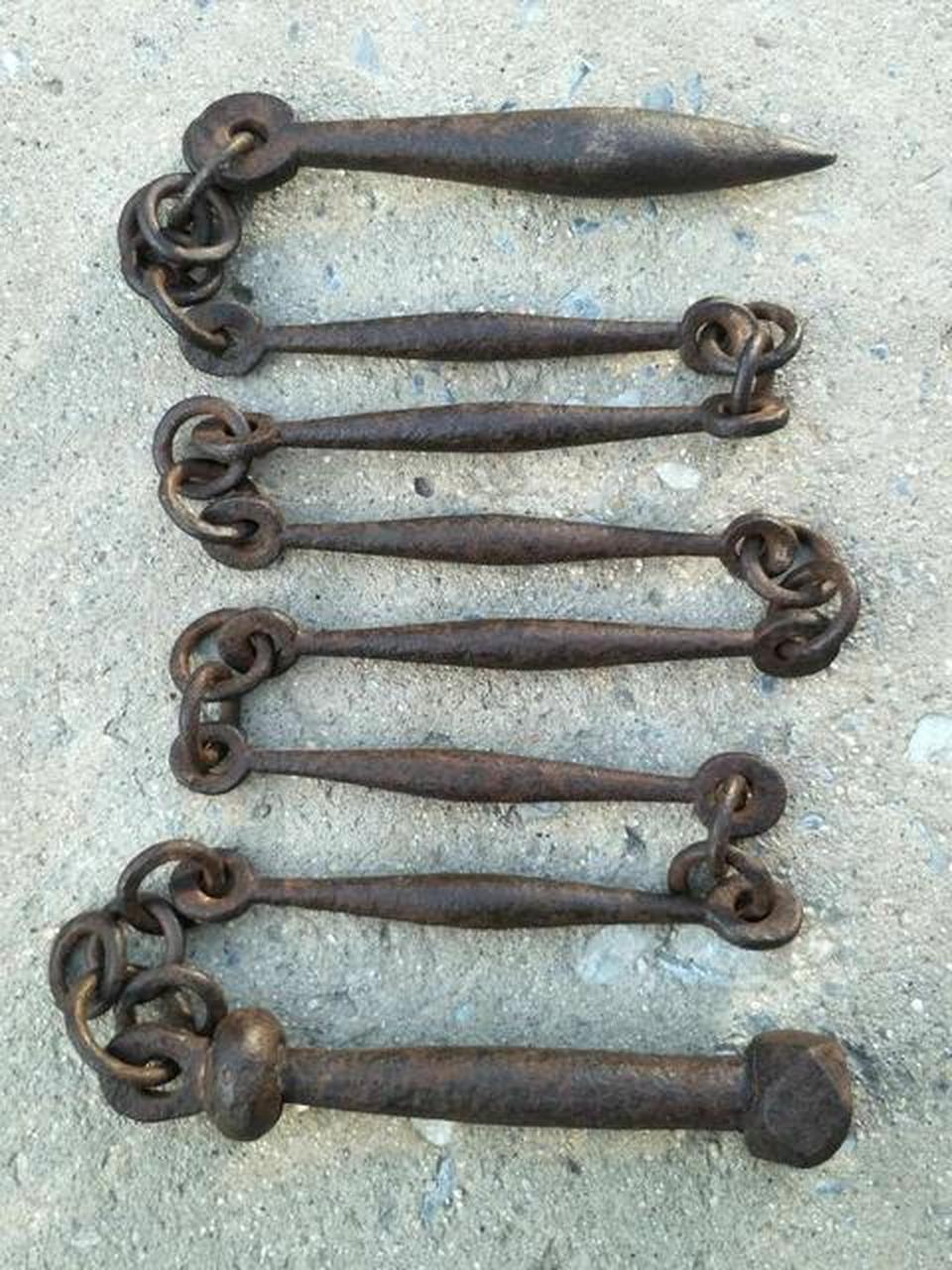 仓库的维修的一位老师傅说,七节鞭不带响环,夜间打人无声,称为贼鞭.