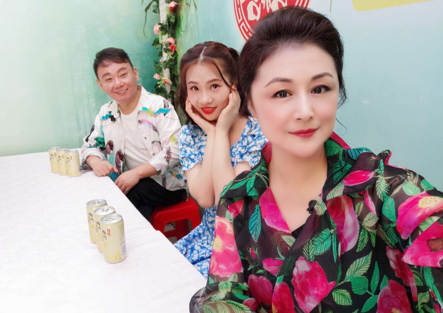 "谢大脚"于月仙亮相,一袭碎花裙优雅大方,与人合照美得质朴