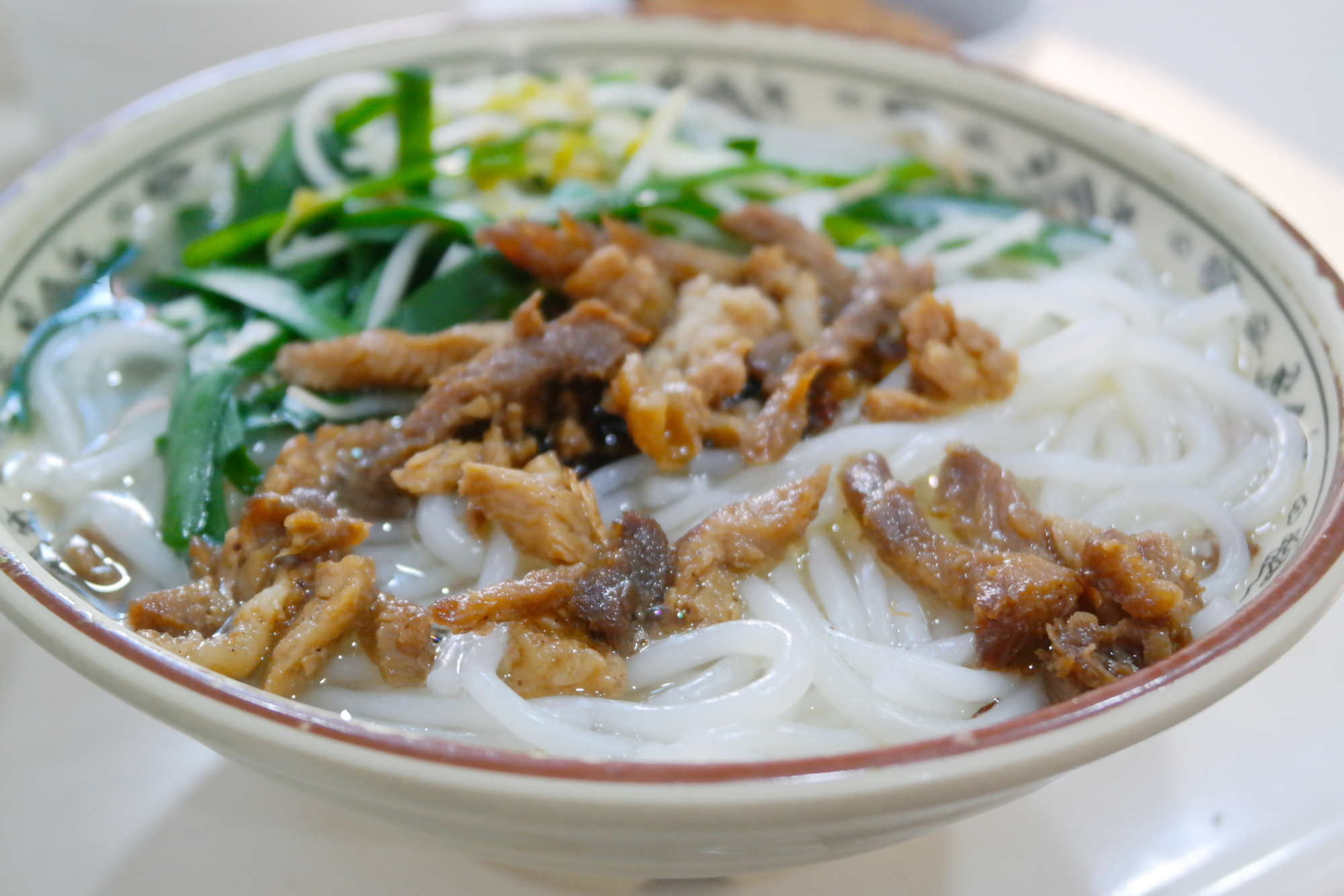 中国米粉系列第1期:福建龙岩的清汤粉,韭菜豆芽式配菜法是特色!