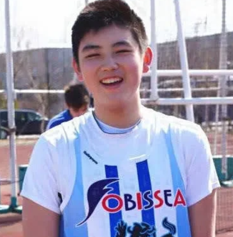 陈飞宇晒童年帅照庆生,"北电校草"的头衔名副其实吗?