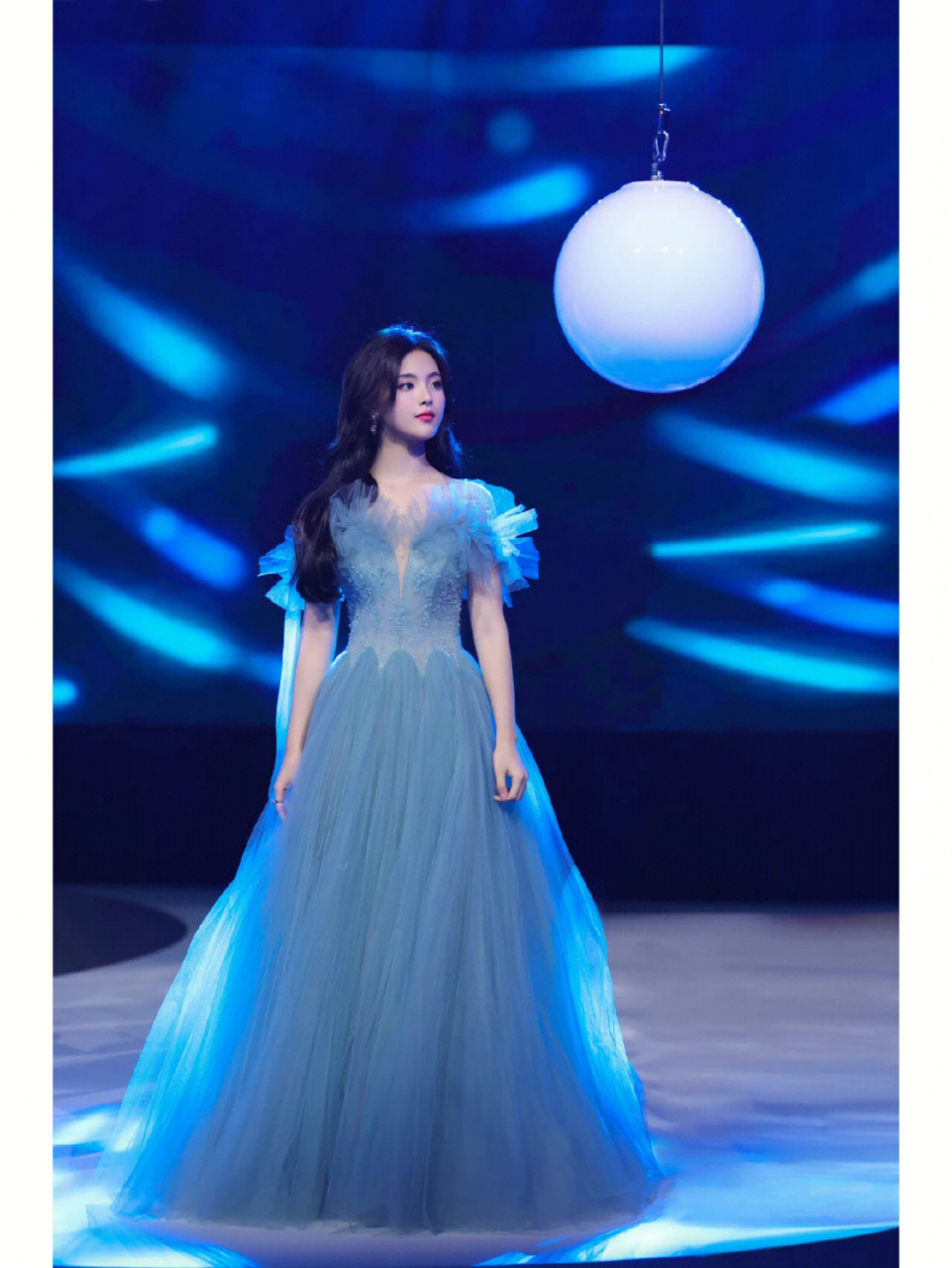 杨超越的气质真不是吹的,穿一袭蓝色的薄纱礼服亮相,清新减龄,甜美