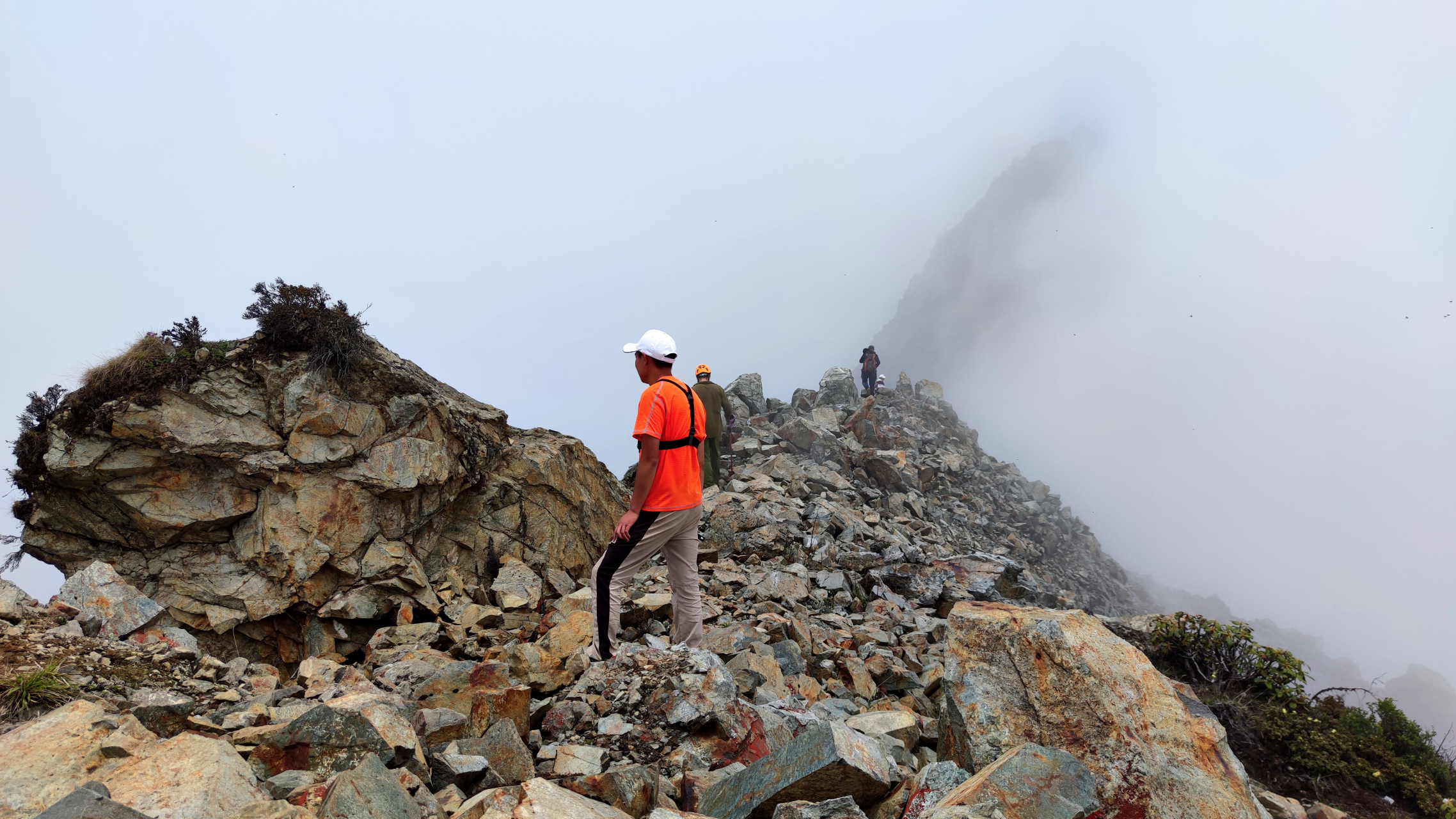 四川天花板级登山地彭州三口锅,10公里左右海拔抬升2700米,因其难度较