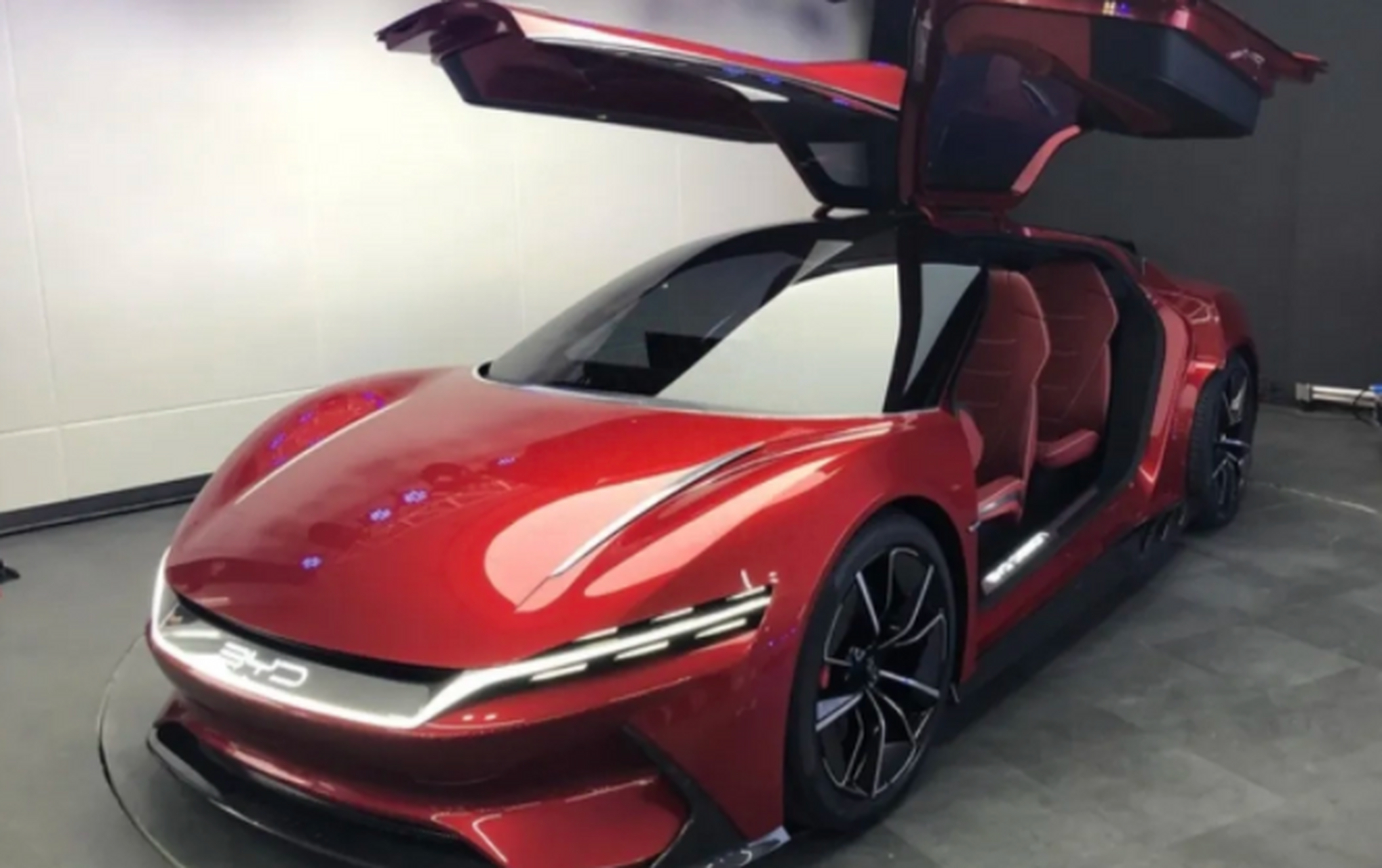 比亚迪仰望u9超级跑车的原型车就是这款"汉武大帝",欧翼门配22寸超大