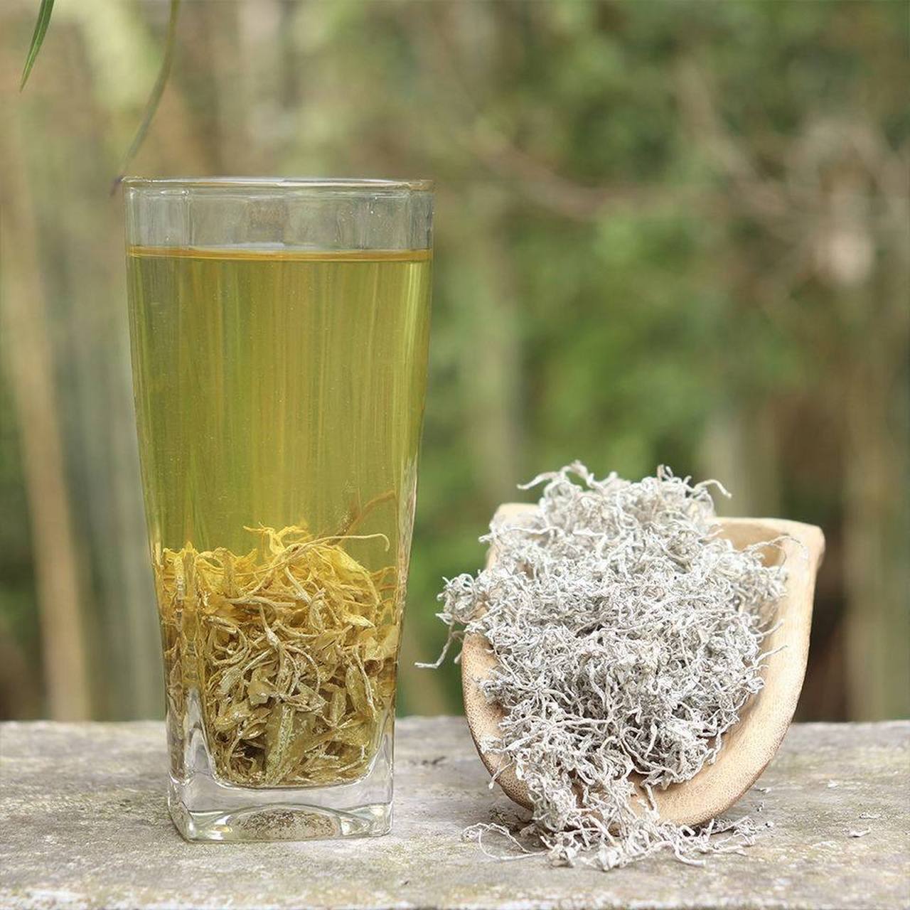 藤茶,也称作葛根茶,是一种由藤本植物的根茎制成的饮品.