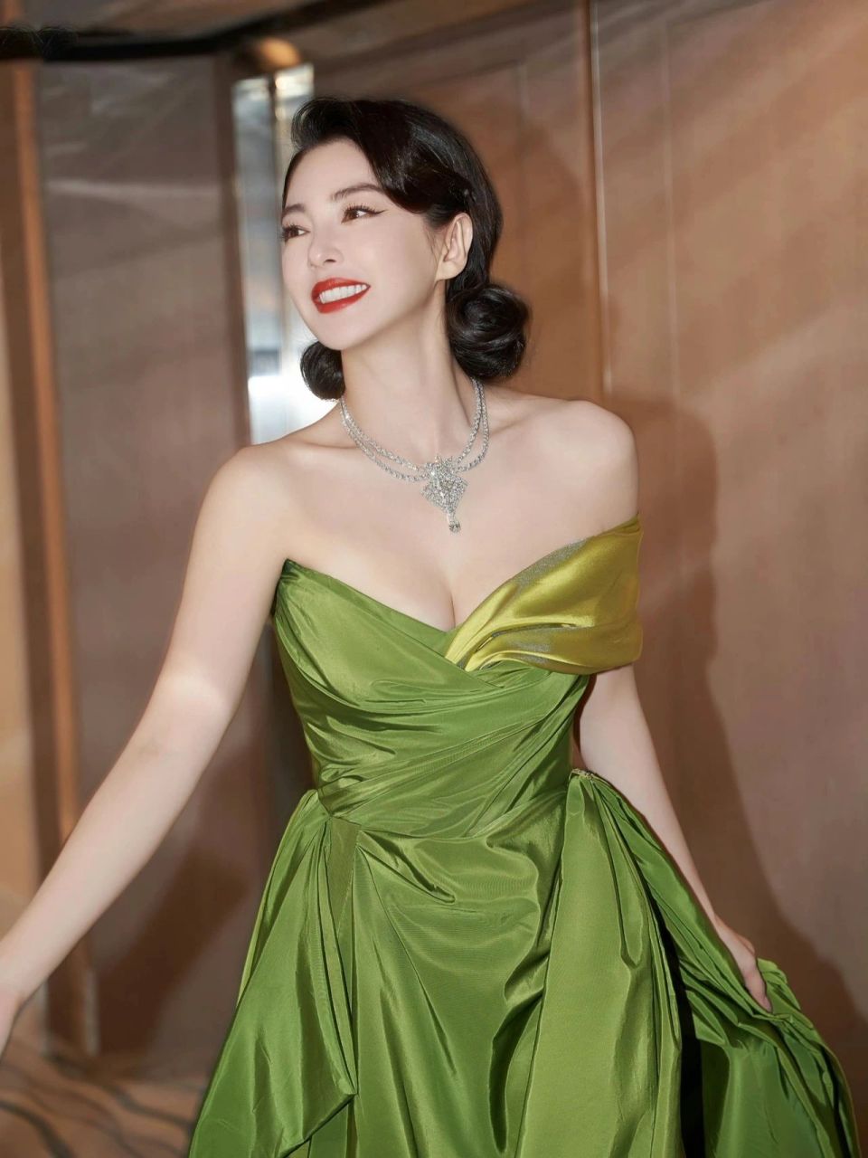 张雨绮身材真的好完美,穿绿色抹胸礼服裙尽显貌美肤白的好气质,优雅与