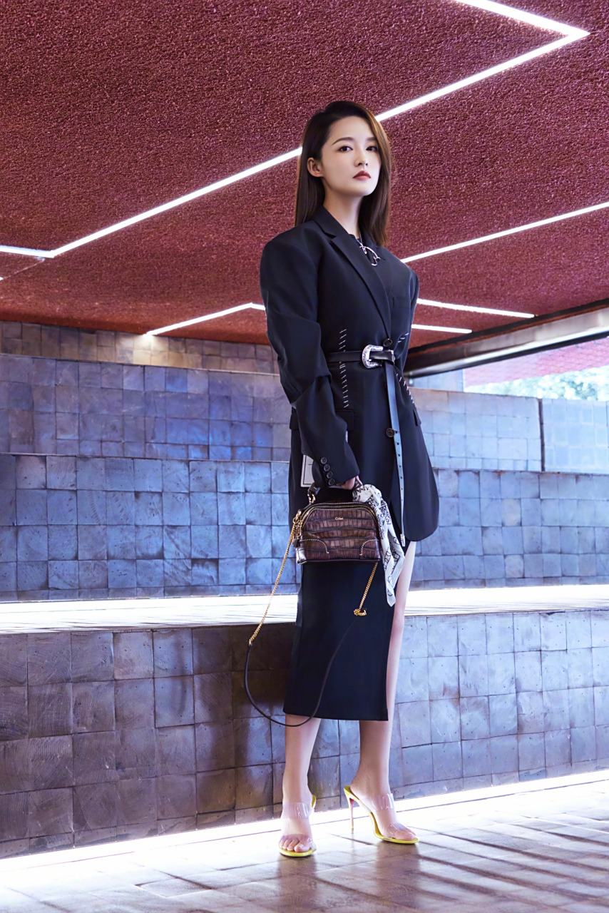 李沁街拍写真,透明凉鞋漏玉足