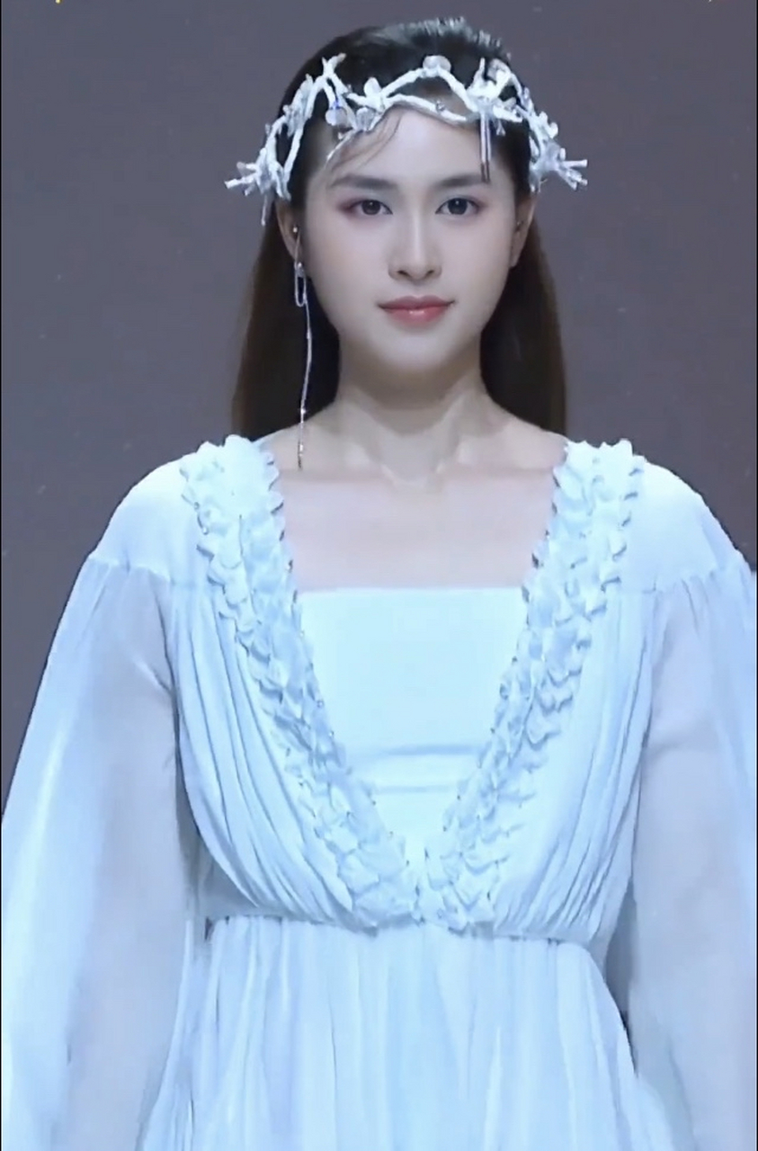 论穿衣的重要性,这位女模特长得实在是美,可以说美貌是千里挑一.