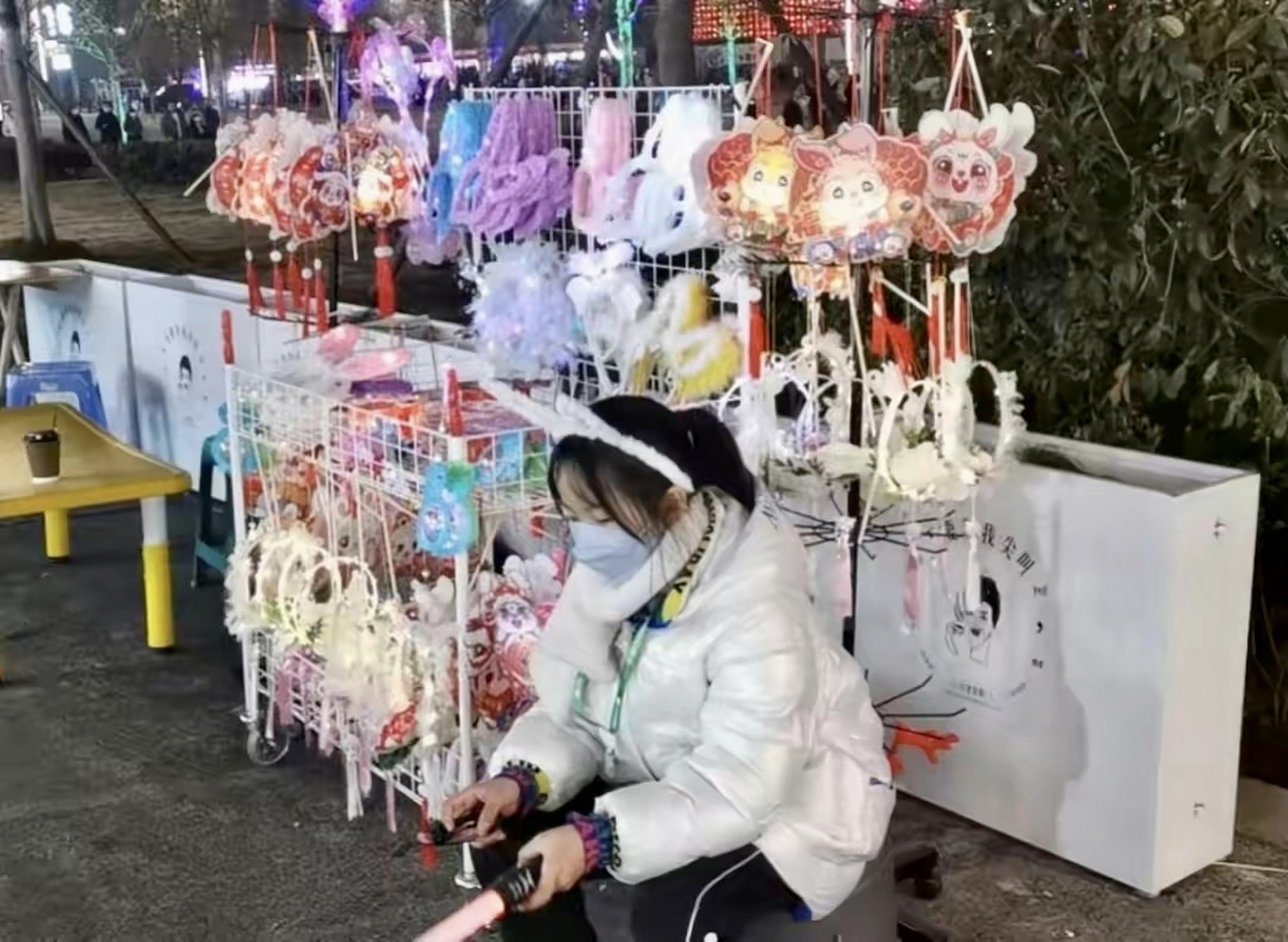 适合女孩子摆摊的小生意(适合女孩子摆摊的小生意有哪些)