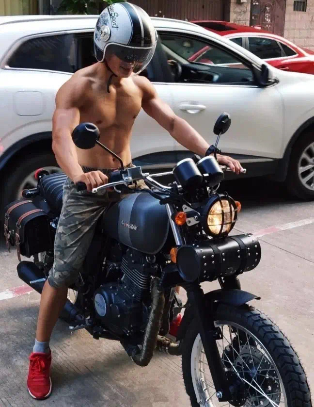 今日抓拍:不穿衣服的机车肌肉男!