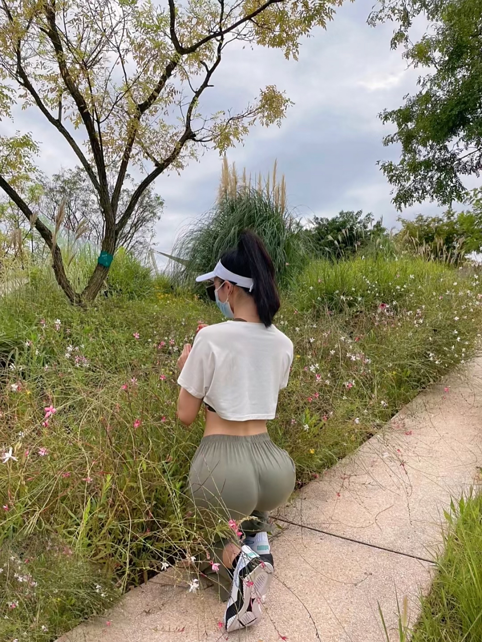 这公园好大啊,分为左右两部分,但是只有一个门