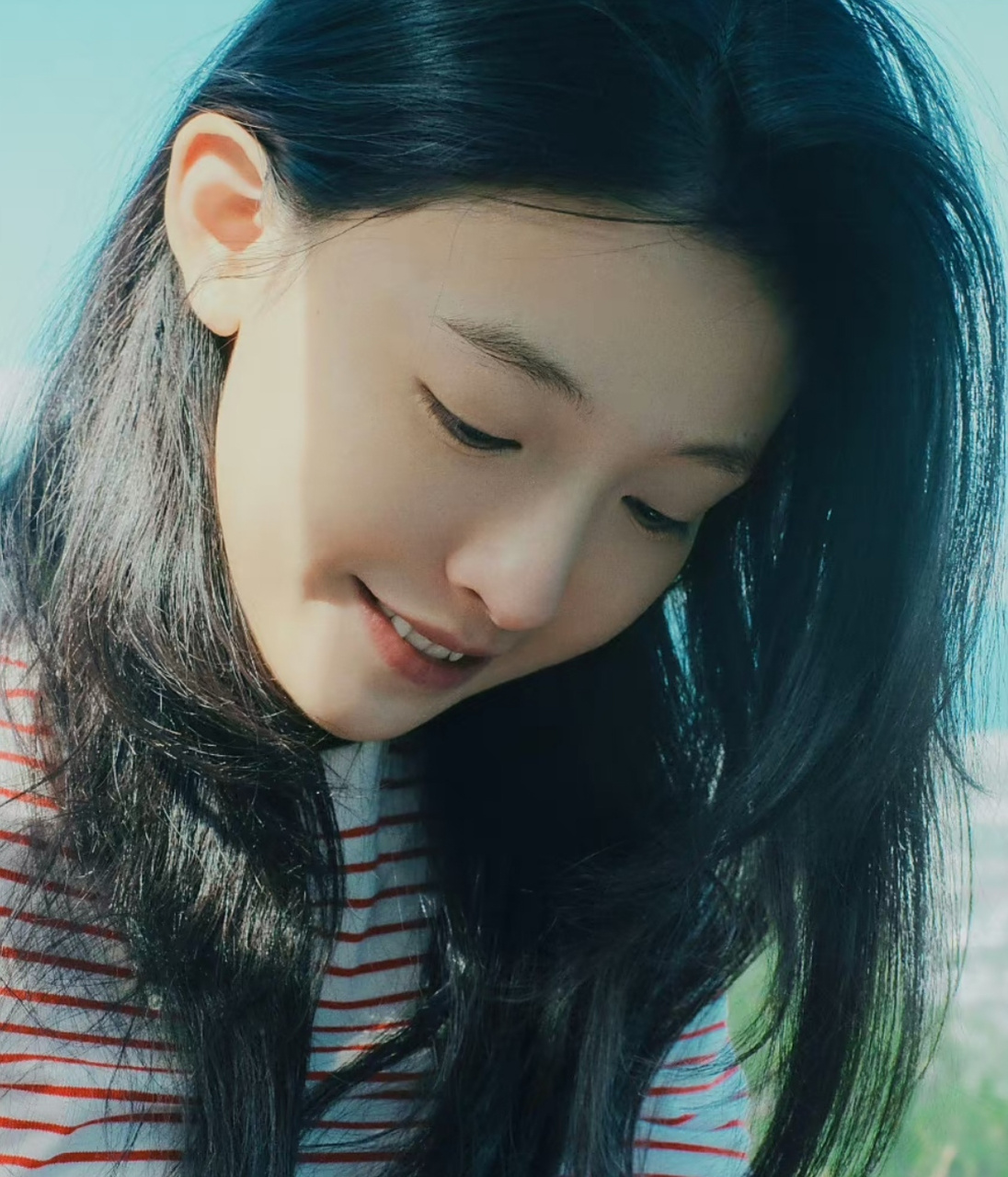 吴倩伪素颜生活美照,恬静的面庞元气十足,自然披散的秀发尽显乖乖女