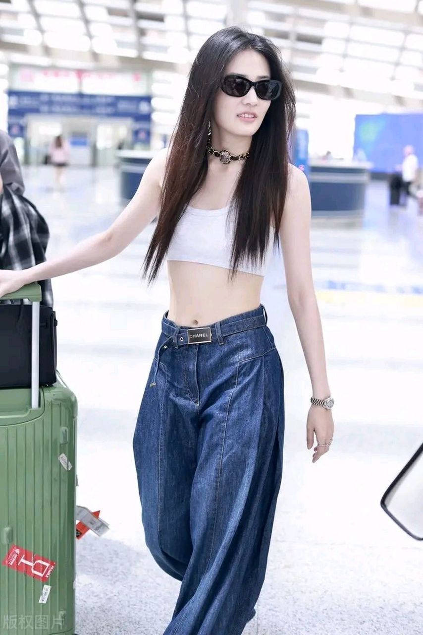 徐璐亮相机场,她这次大秀细腰,看上去很有活力气质  徐璐善于利用白色