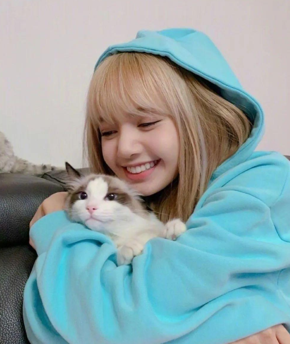 lisa的腿被上帝吻过?穿上"无痕裤",漫画腿吸睛,如同开了特效