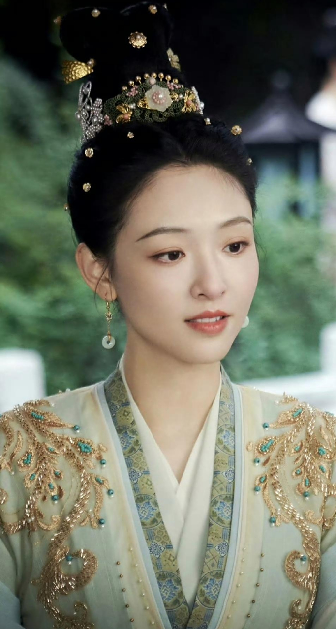 吴倩的古装造型好美,优雅端庄,成熟大气,有一种大女主的气场!