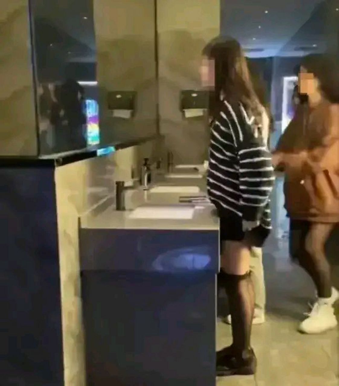 桂林一酒吧卫生间疑装双面镜!