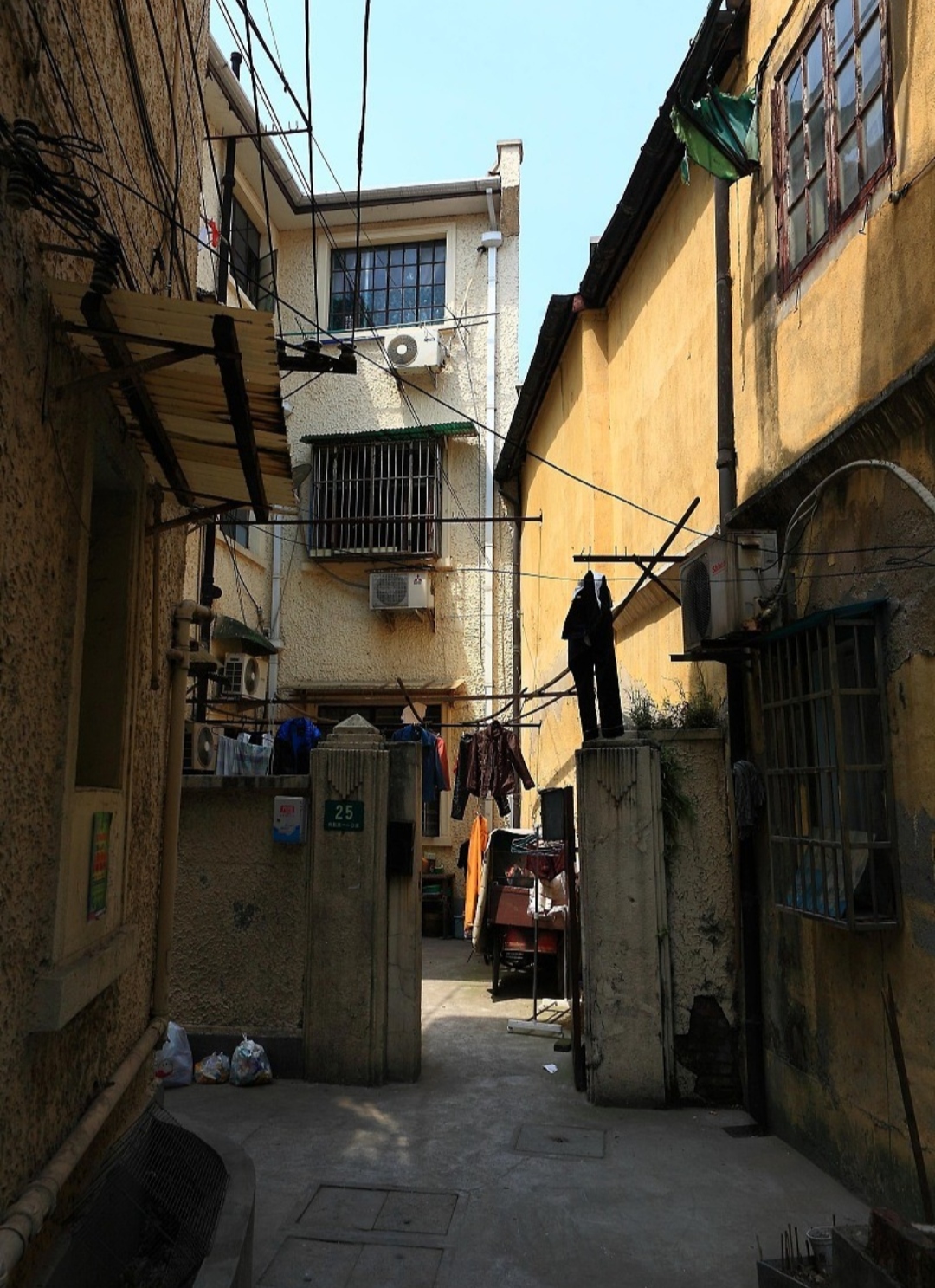 上海安福路街拍:多年老上海的瓦房,诉说着无尽的故事