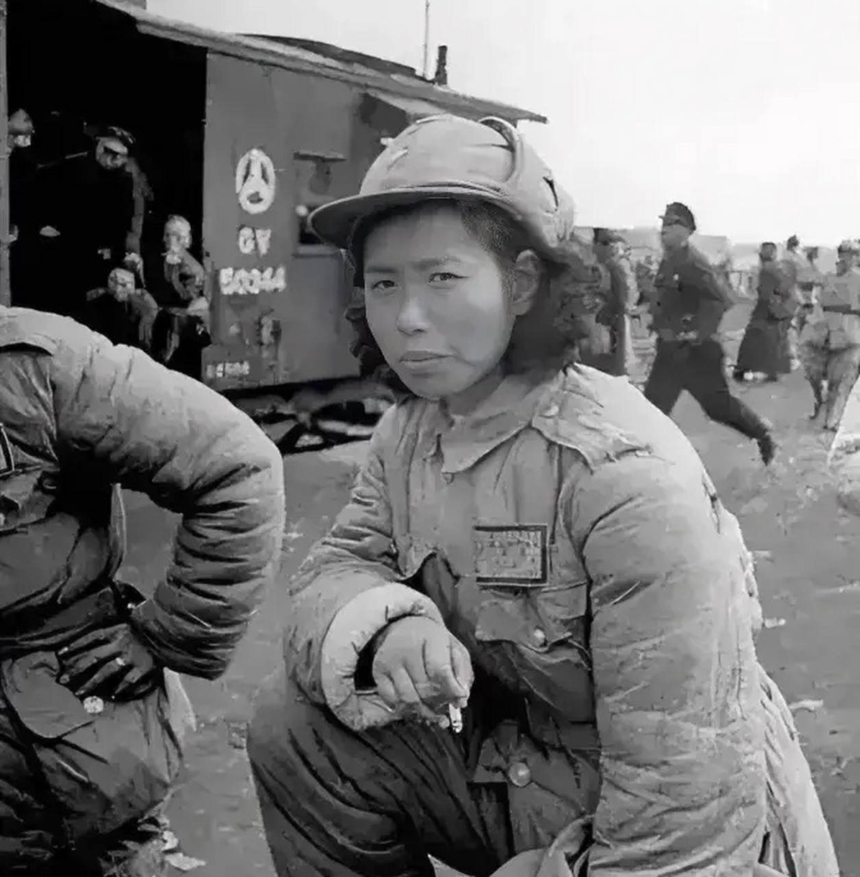 这张照片拍摄于1948年,一个即将逃窜的国军女兵,只见她在火车站炸台