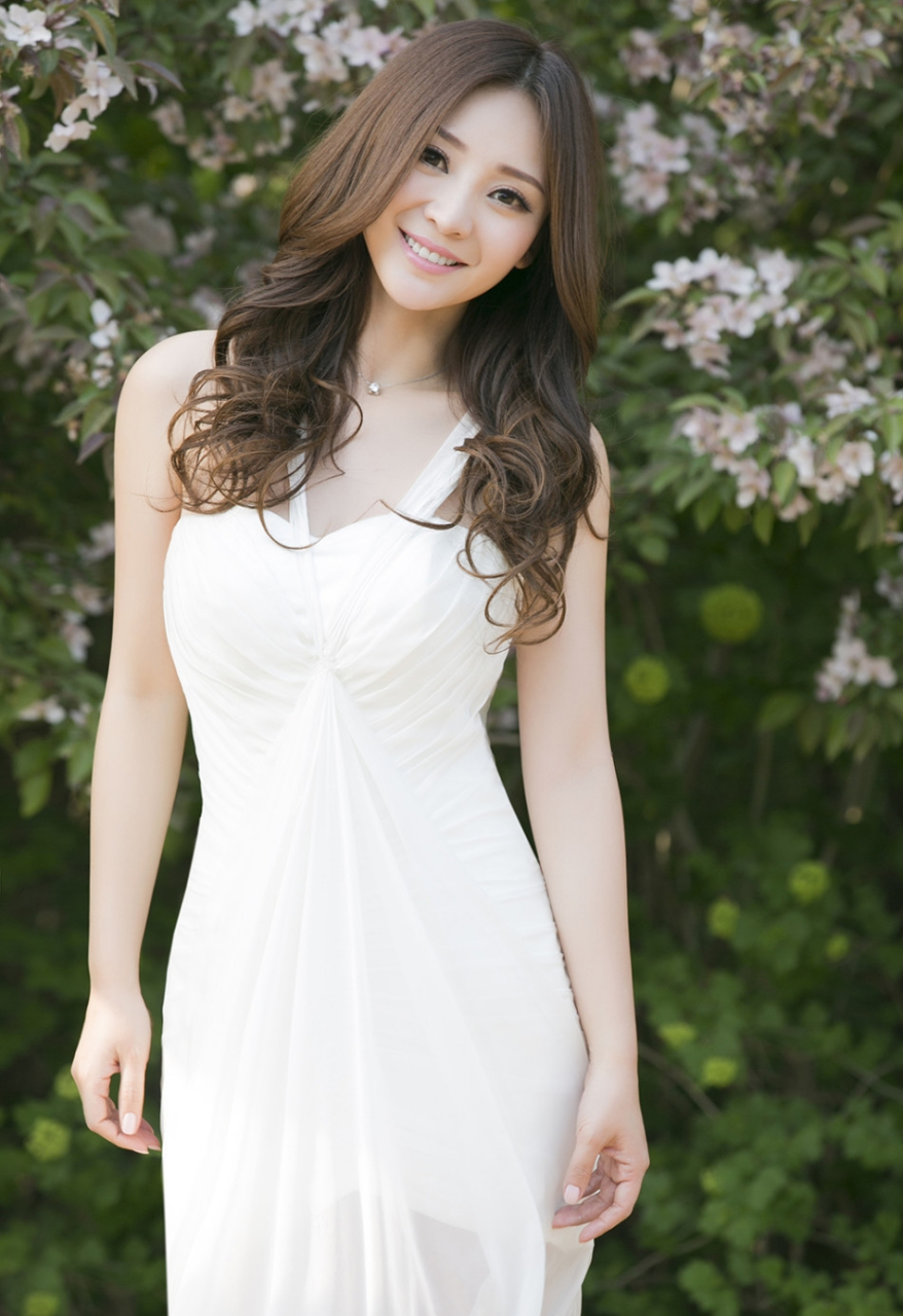 柳岩以清纯造型出镜的确格外温柔.