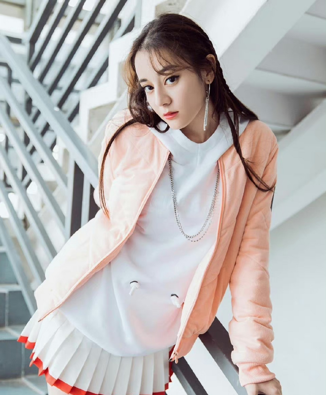 明星# #迪丽热巴#  热巴白色卫衣搭配百褶裙,清新时尚靓丽迷人.