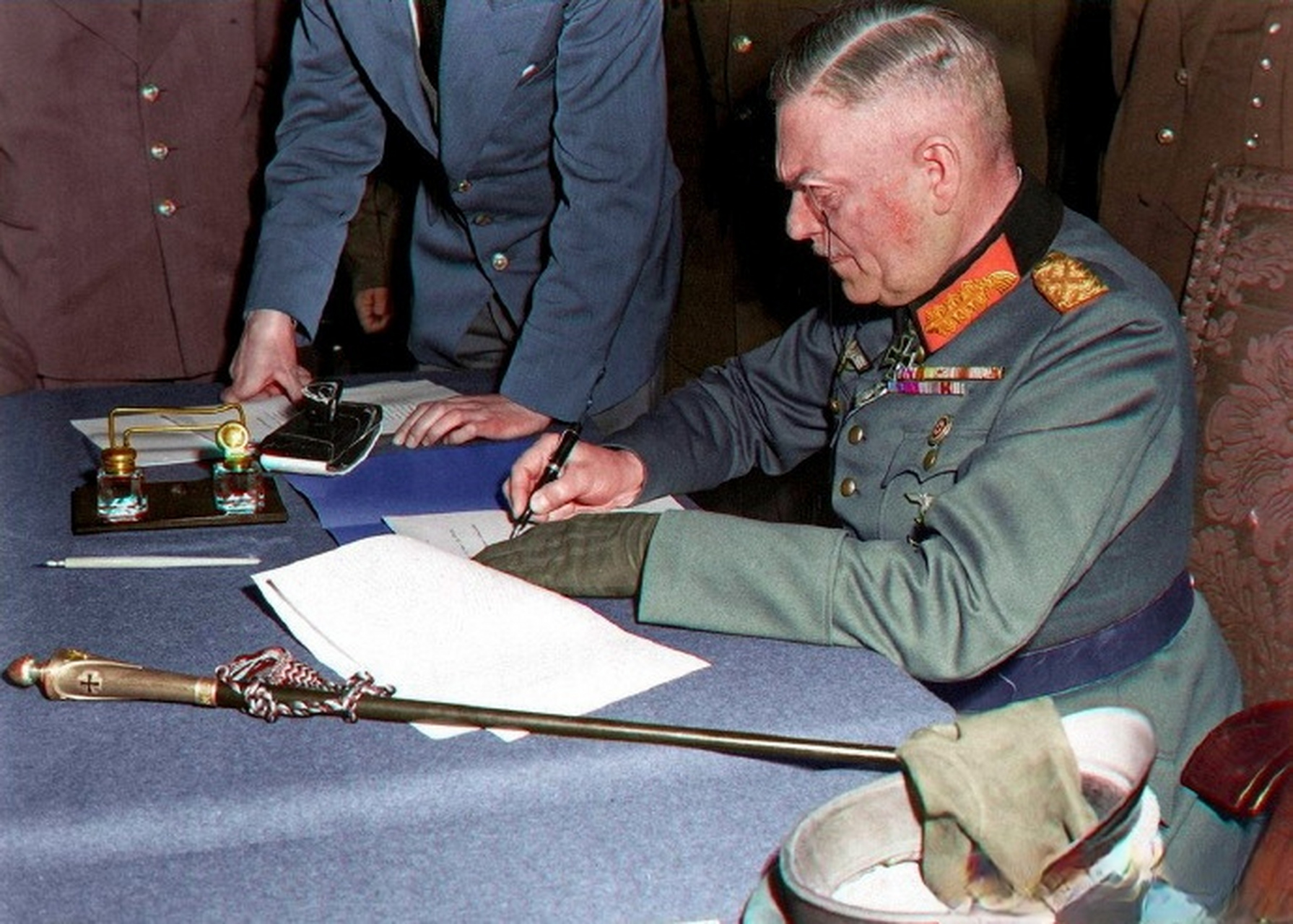 1945年,柏林,德军凯特尔元帅在签署纳粹德国无条件投降书 6767