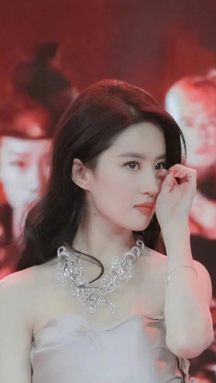 那还是四大名捕在北京举行的首映礼上,刘亦菲听到邹兆龙台上说他在