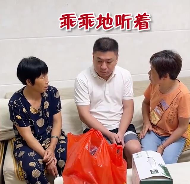 福建女子與丈夫吵架回孃家,婆婆帶禮物上門賠禮道歉,當場痛哭