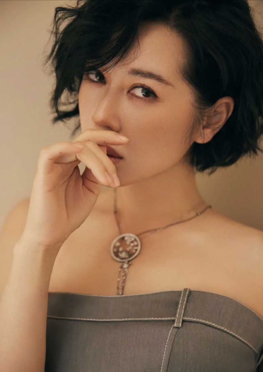 余男太性感了,举手投足间魅力无限.