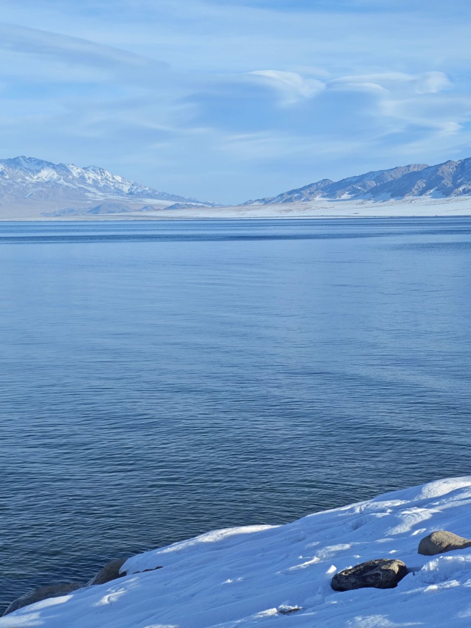 的是蓝蓝的,阳光洒在水面,波光粼粼,后段湖面倒映出好几种不同的颜色