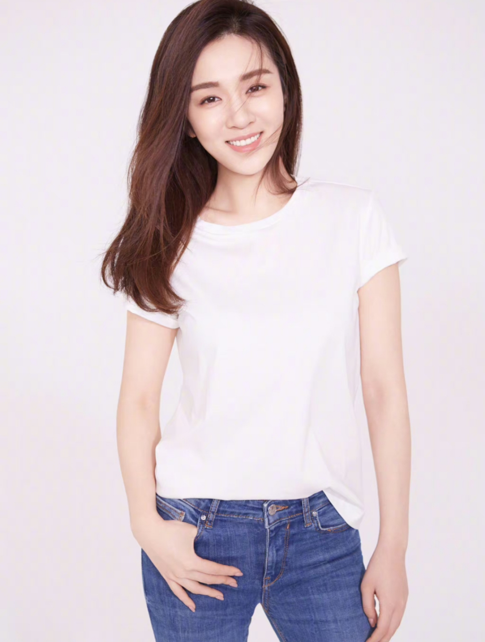 据悉,王晓晨和男友为了一根数据线,愣是困在车里5个小时,冷战完了