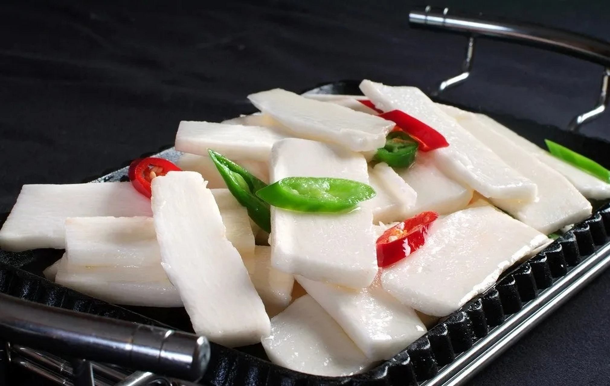 炒山药:探寻山药的美味与营养  山药作为一种常见的食材,不仅在中医中